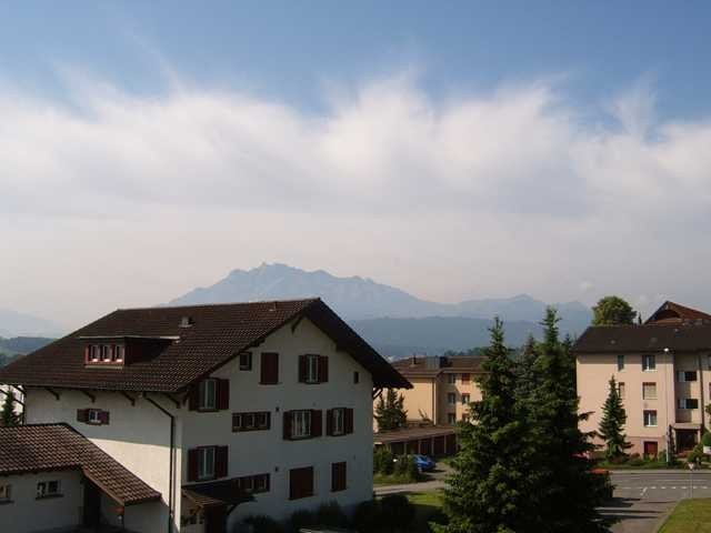 Duplex di 6 ½ locali

L'ampio appartamento si trova nel quartiere di Rüeggisingen, in una posizione molto soleggiata con vista ininterrotta sul Pilatus.

L'appartamento dispone di pavimenti in parquet, una cucina pratica, bagno/WC oltre a doccia/WC e lavatrice/asciugatrice propria nell'appartamento.