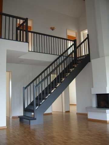 Duplex di 6 ½ locali

L'ampio appartamento si trova nel quartiere di Rüeggisingen, in una posizione molto soleggiata con vista ininterrotta sul Pilatus.

L'appartamento dispone di pavimenti in parquet, una cucina pratica, bagno/WC oltre a doccia/WC e lavatrice/asciugatrice propria nell'appartamento.