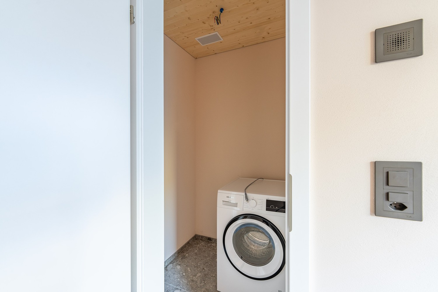 1 room studio, photo 7 of 7