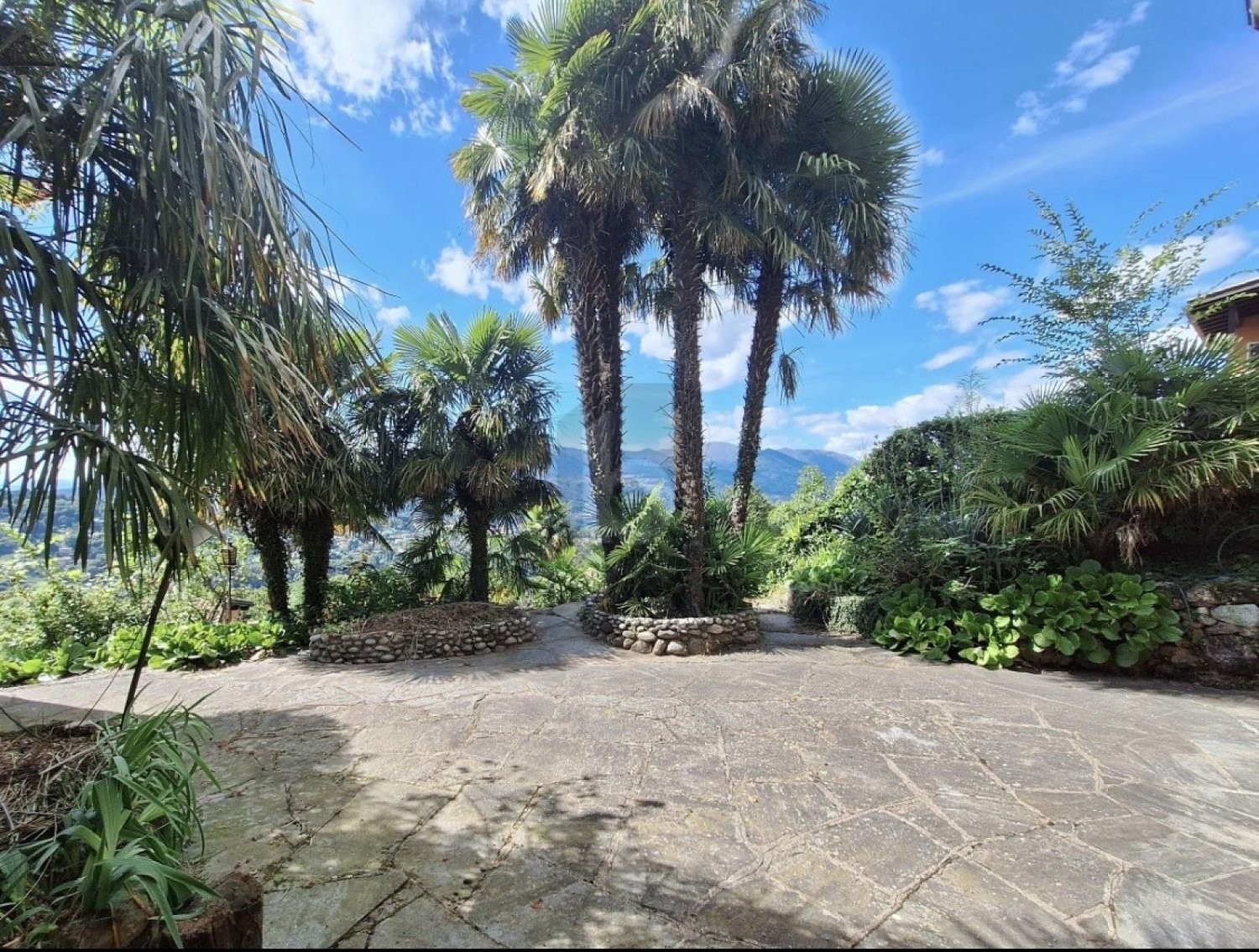 8 rooms villa, photo 2 of 4