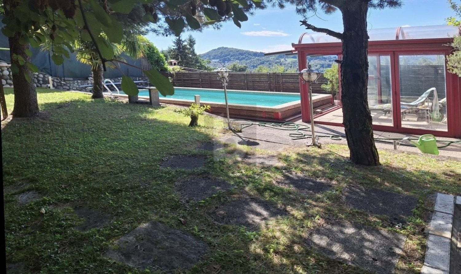 8 rooms villa, photo 3 of 4
