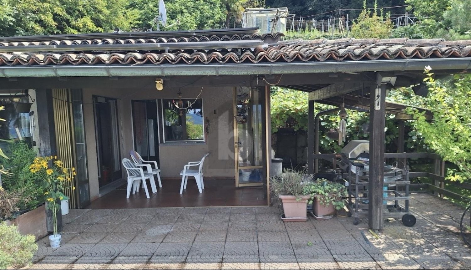 8 rooms villa, photo 1 of 4