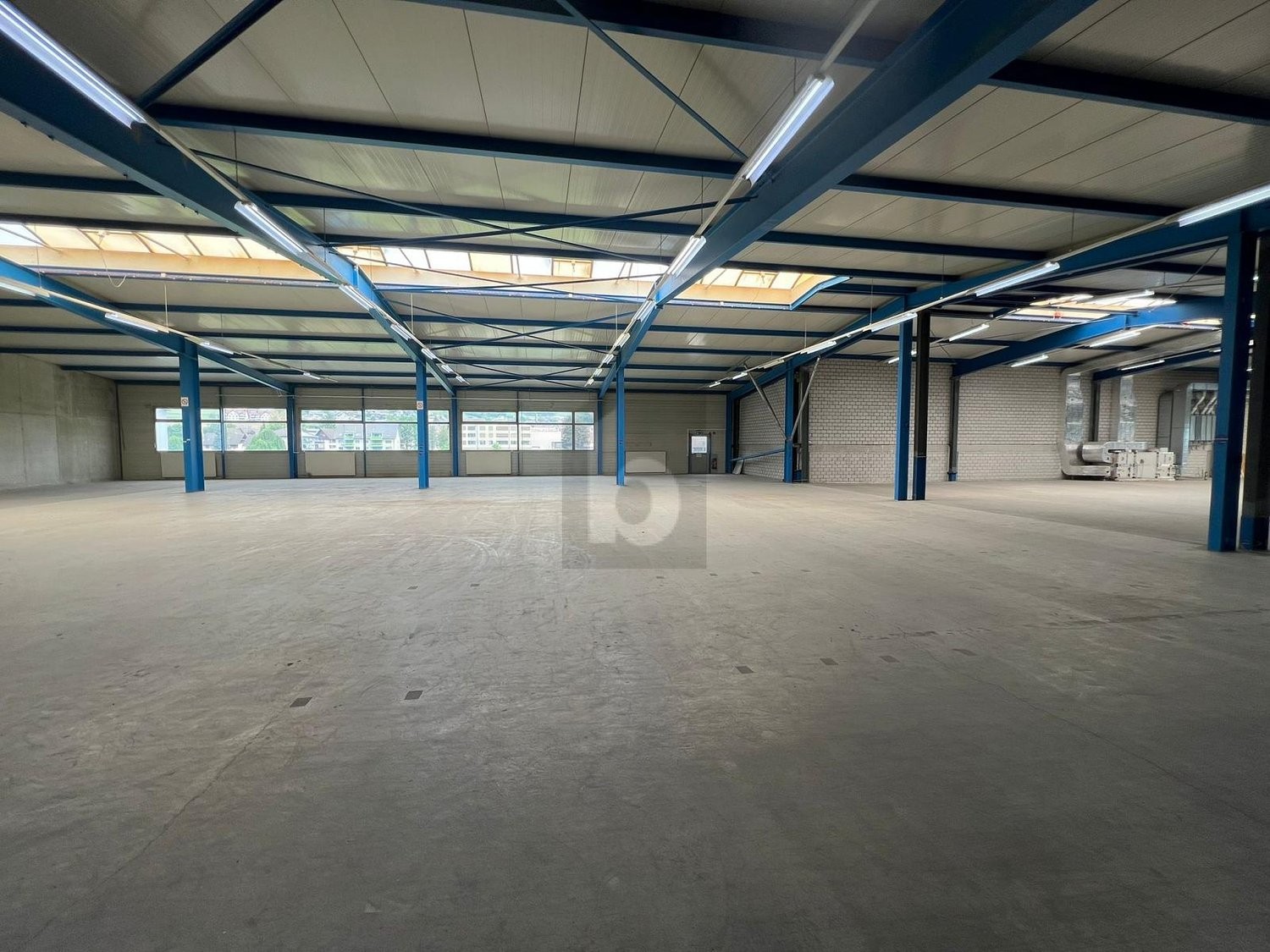 2000m² storage room, photo 3 of 4