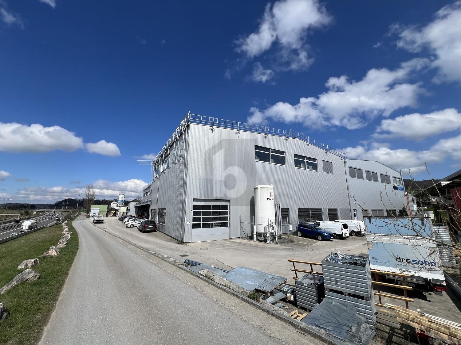 2000m² storage room, photo 1 of 4