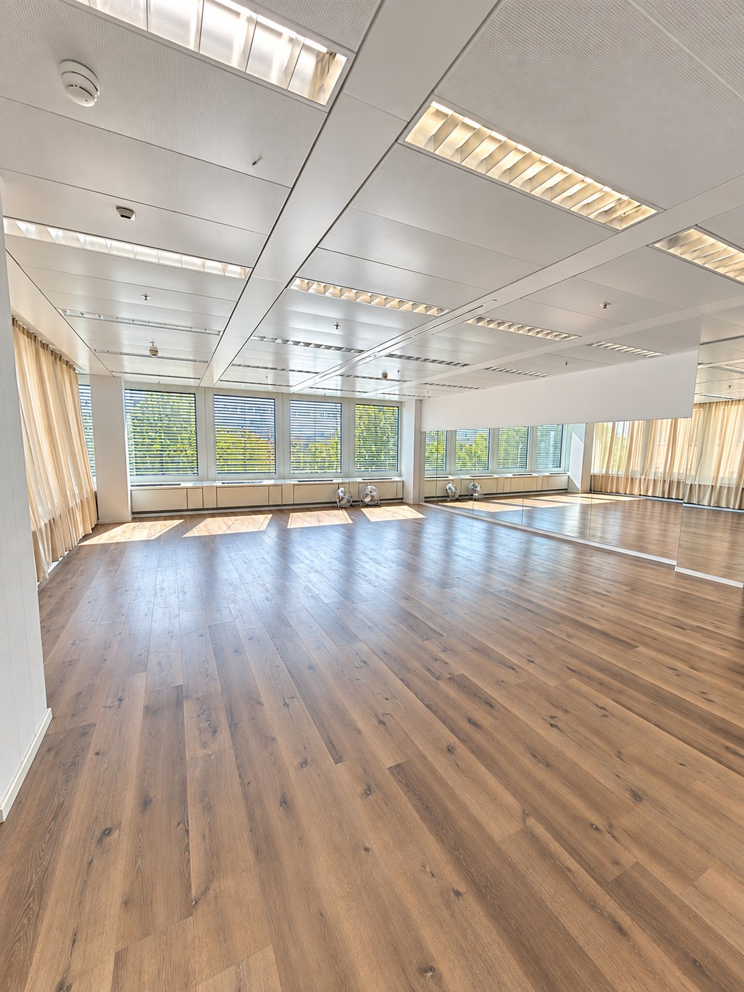 137m² commercial, photo 1 of 4