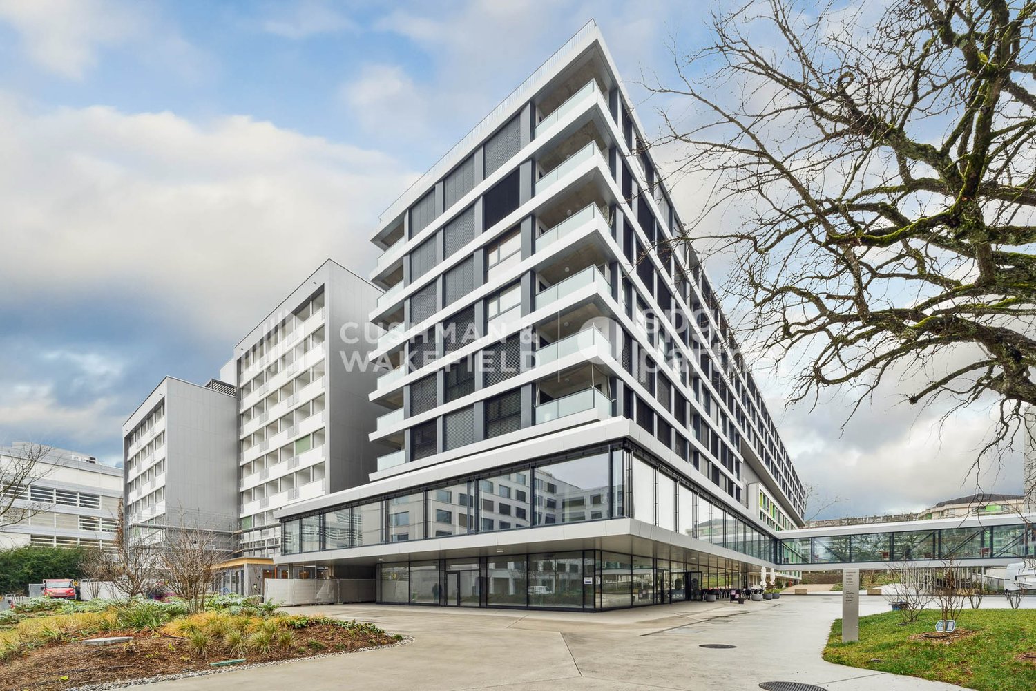 890m² office