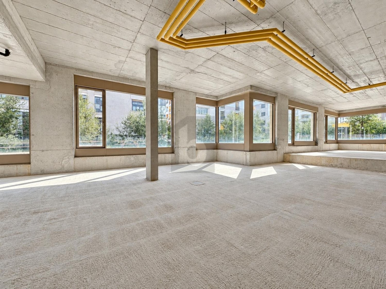 190m² shop