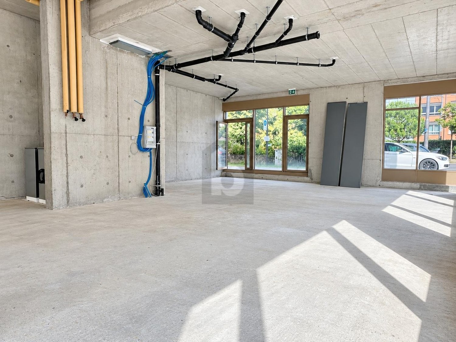 190m² shop
