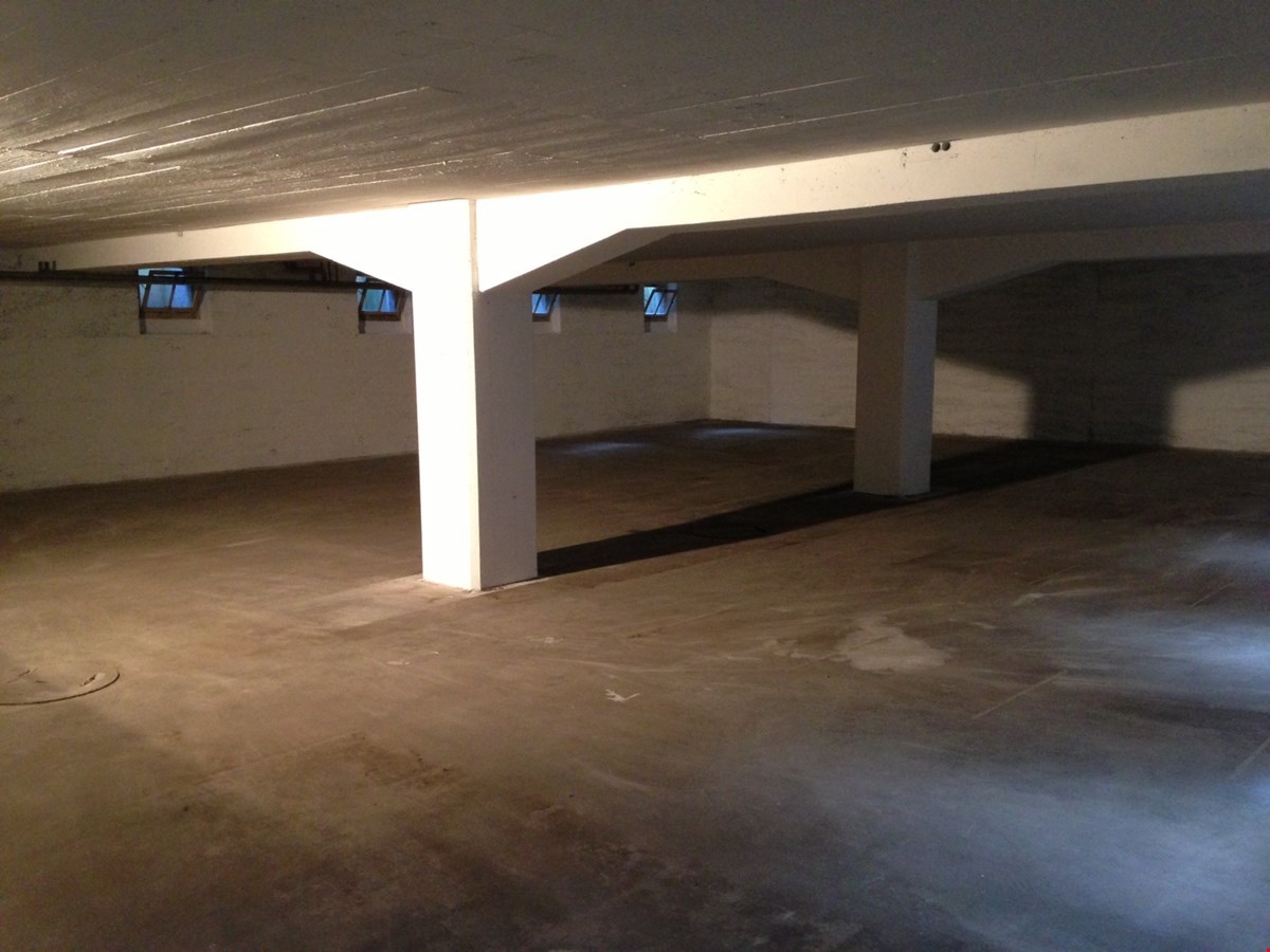 310m² storage room