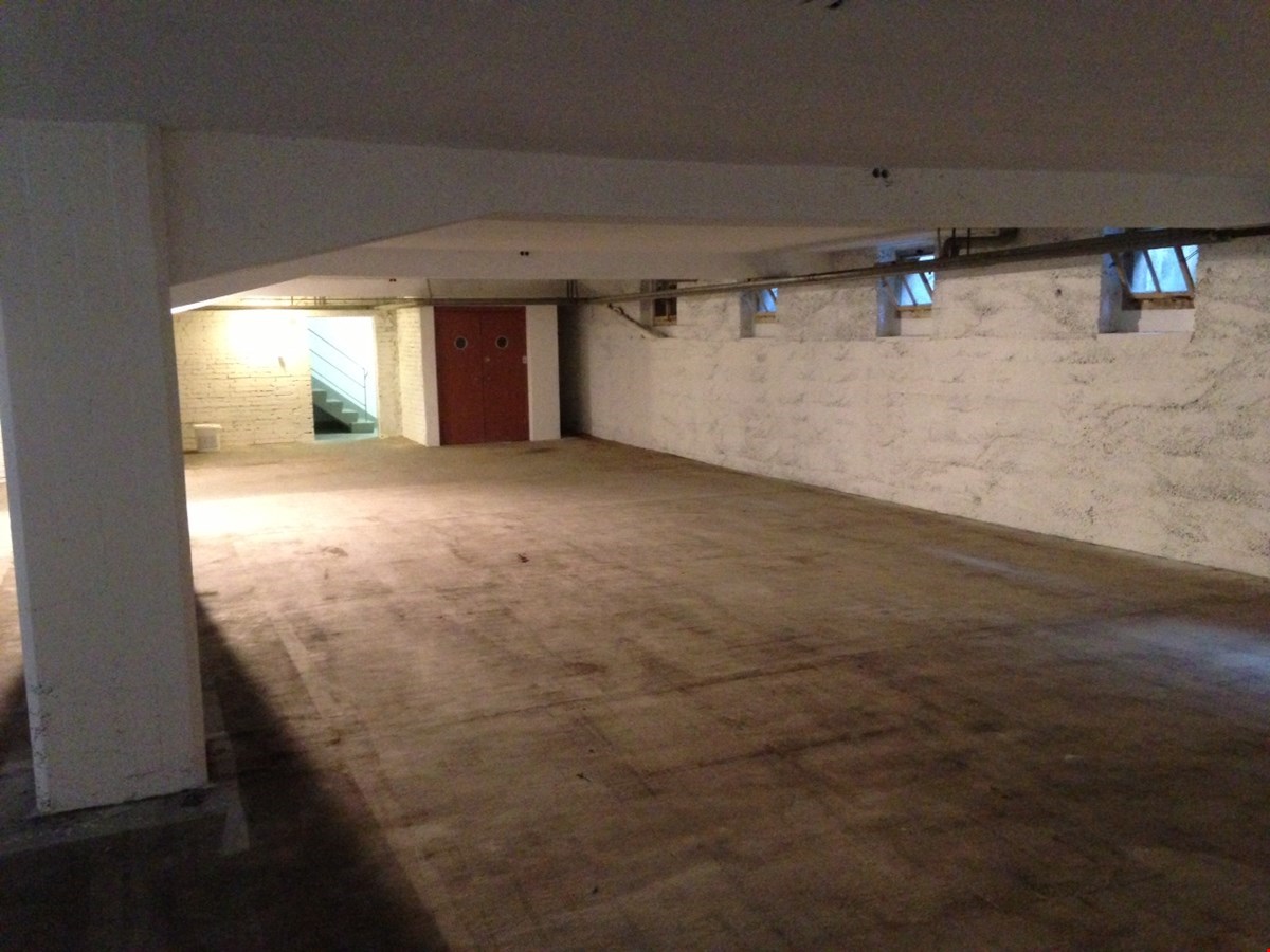 310m² storage room