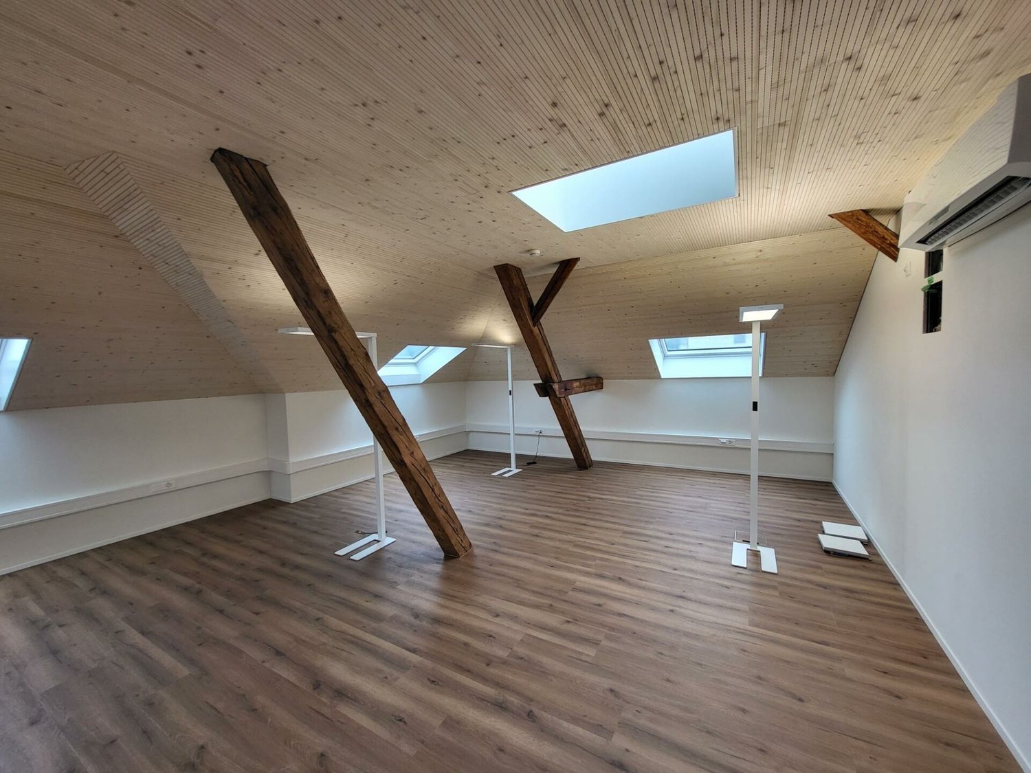 244m² office, photo 1 of 3