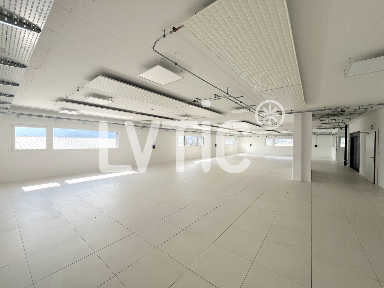 1592m² industrial object, photo 2 of 10