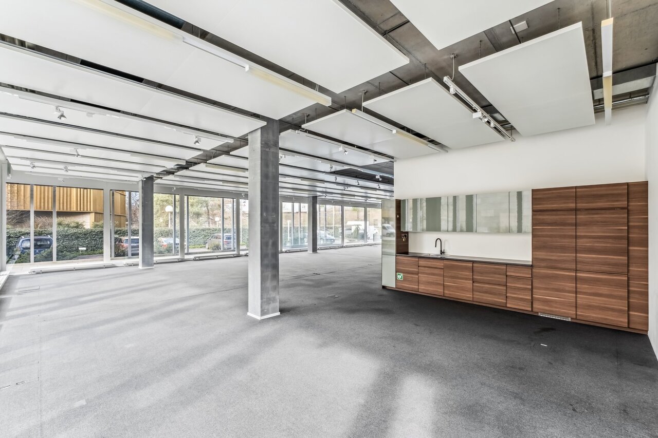 272m² office, photo 1 of 6