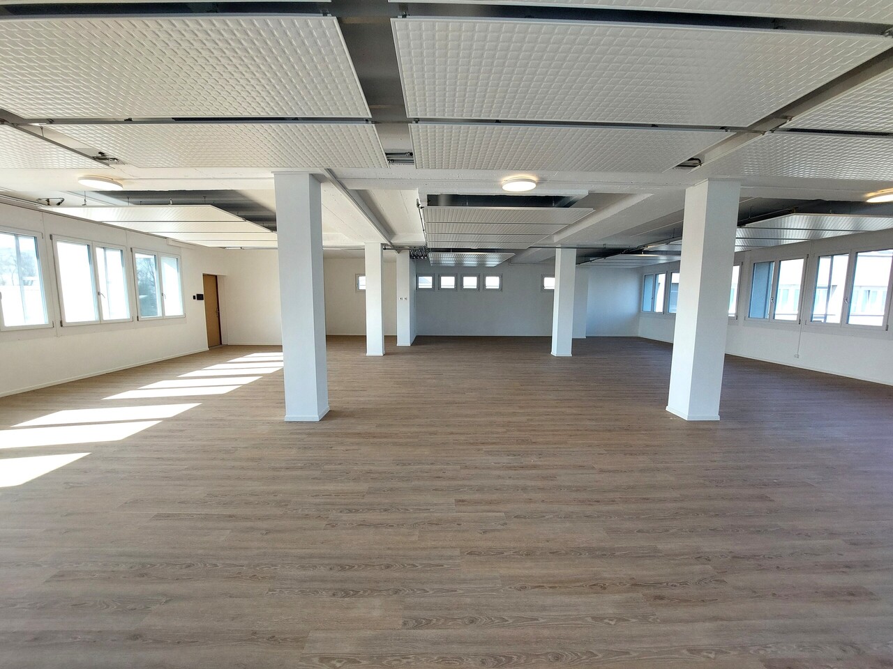 214m² office, photo 1 of 5